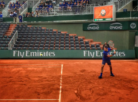 Федерер тренира на корт №1 на Ролан Гарос